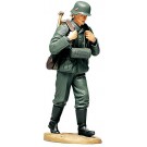 1/16 ワールドフィギュアシリーズ WWII ドイツ機関銃チーム装填手 (三脚架搬送) タミヤ, TAM63117, by タミヤ