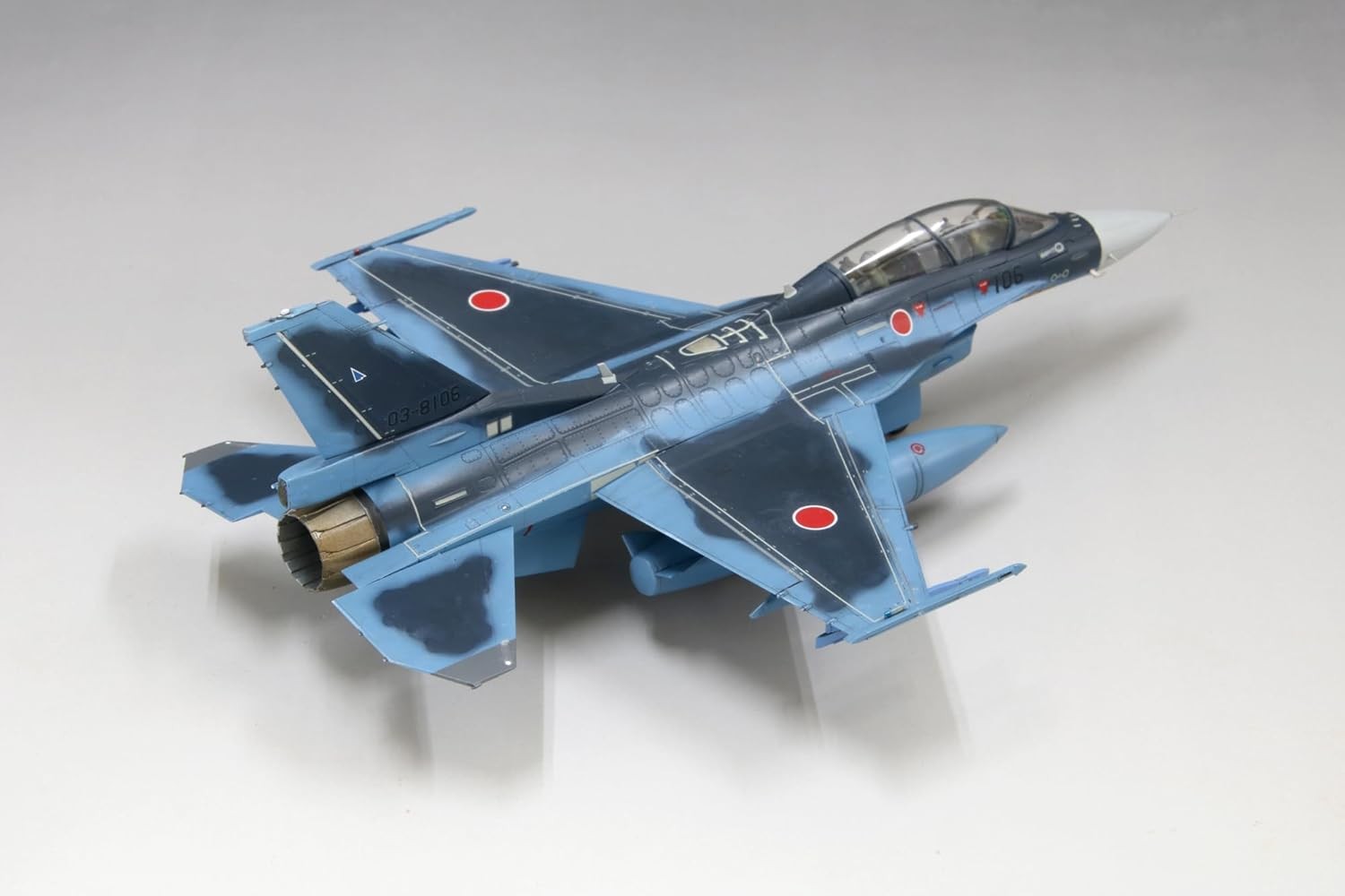 1/72 航空自衛隊 F-2B 戦闘機 (w/ パイロット) ファインモールド