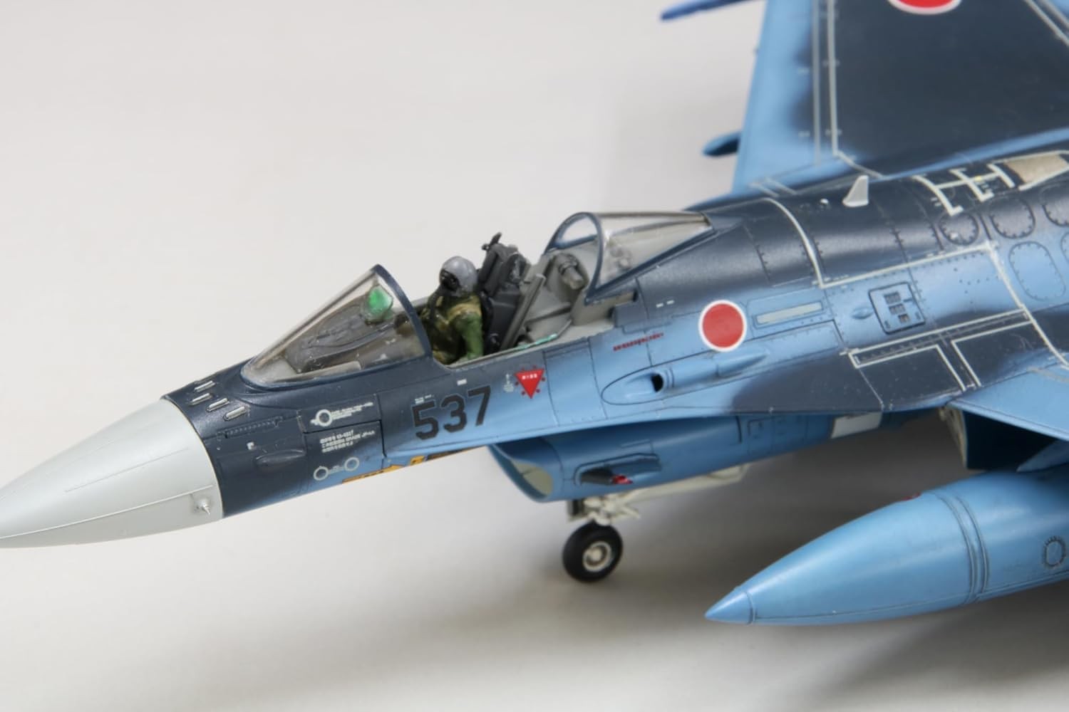1/72 航空自衛隊 F-2A 戦闘機 (w/ パイロット) ファインモールド